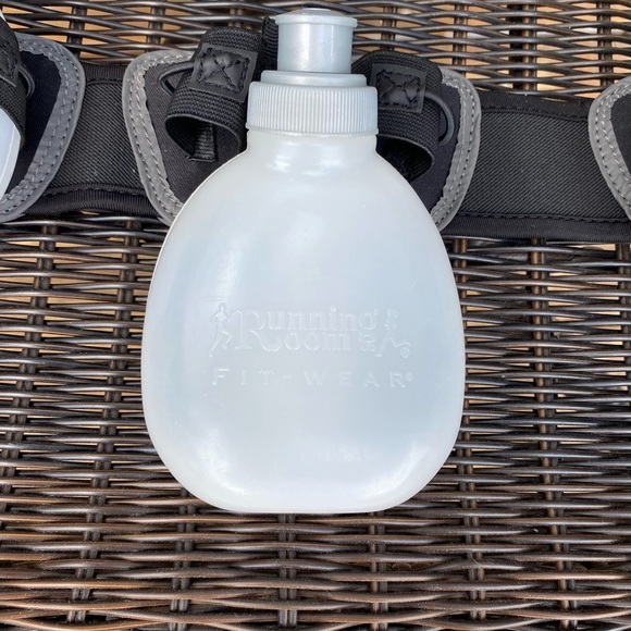 Running room 4 pack 7 ounce bottles hydration belt
PREOWNED/used once - Picture 4 of 8